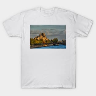 The Louvre Beneath A Parisian Sunset © T-Shirt